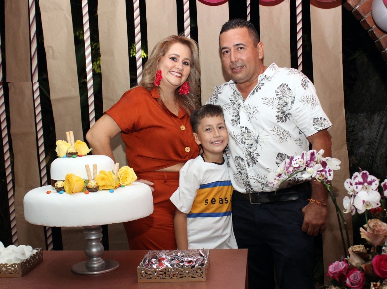 Carol Vargas junto a su hijo Juan José Perdomo y su esposo Luis Fernando Perdomo.